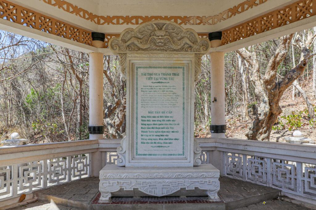 Tấm bia khắc bài thơ ở Bạch Dinh 