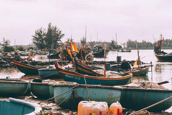 khung cảnh bình yên ở cảng cá Lộc An