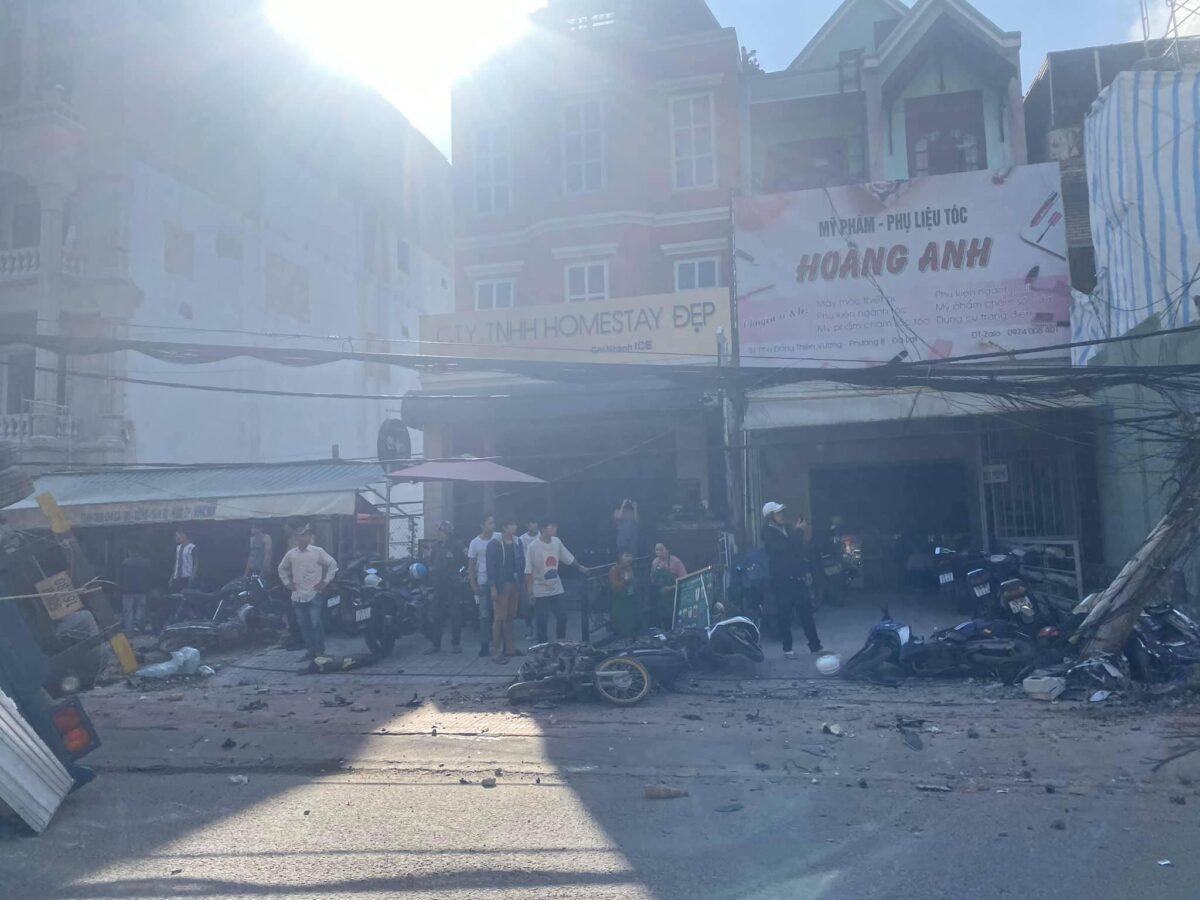 Xe tải chở bia bị tuột dốc, tông nát hàng loạt xe máy ở Đà Lạt