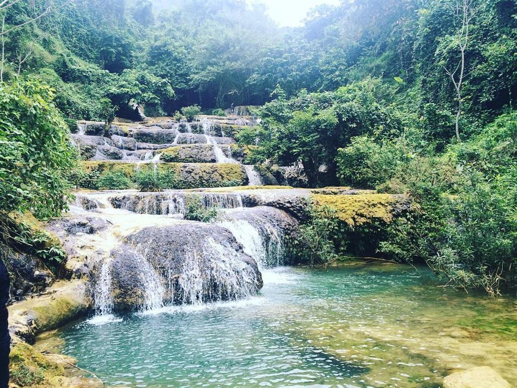 Tắm thác bản Hiêu tại Pù Luông