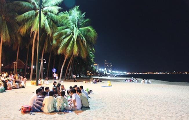 cảnh biển Nha Trang từ bình minh tới đêm về