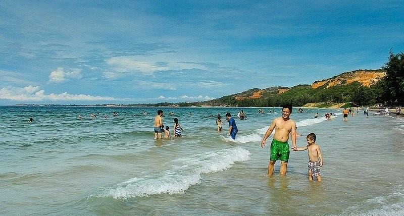 Hòn Rơm Mũi Né vào mùa hè luôn tập nập du khách đến tắm biển và tham quan
