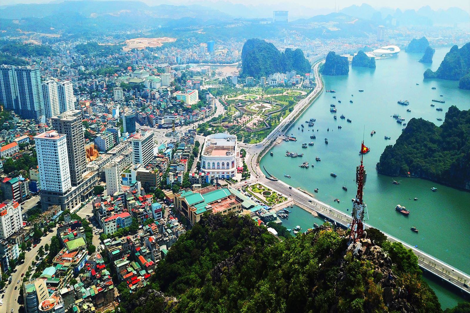 Quảng Ninh mở cửa đón khách du lịch