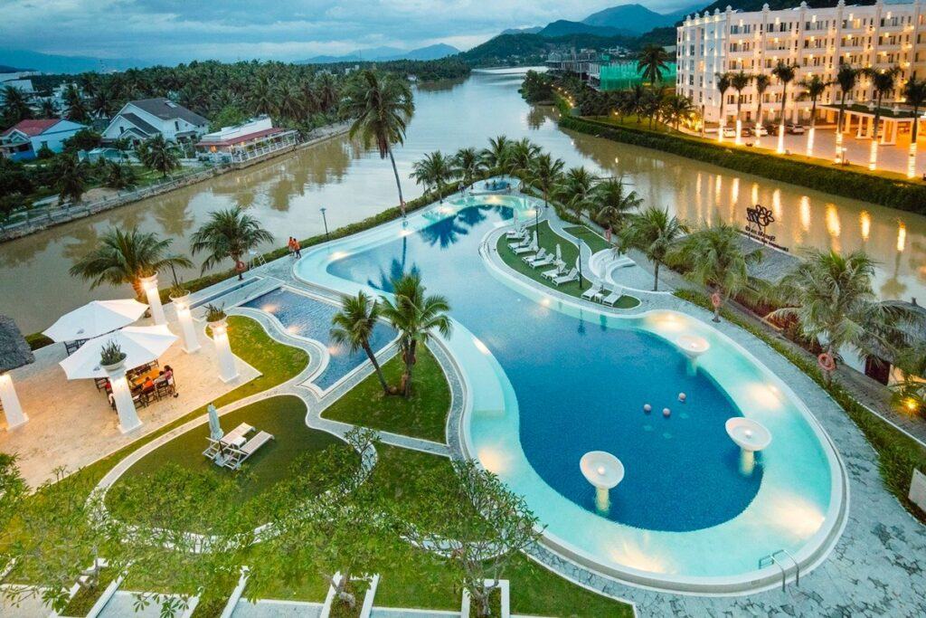 Hồ bơi tại Cham Oasis Nha Trang Resort