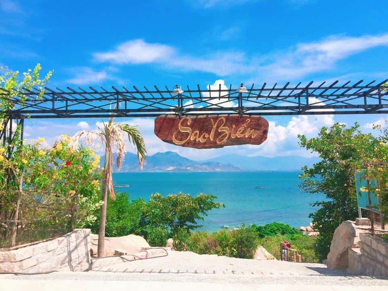 Sao Biển Cam Ranh sở hữu cho mình một bãi biển đẹp cùng khung cảnh núi non tạo nên một bức tranh thiên nhiên níu chân khách du lịch khi đến nghỉ dưỡng tại đây.