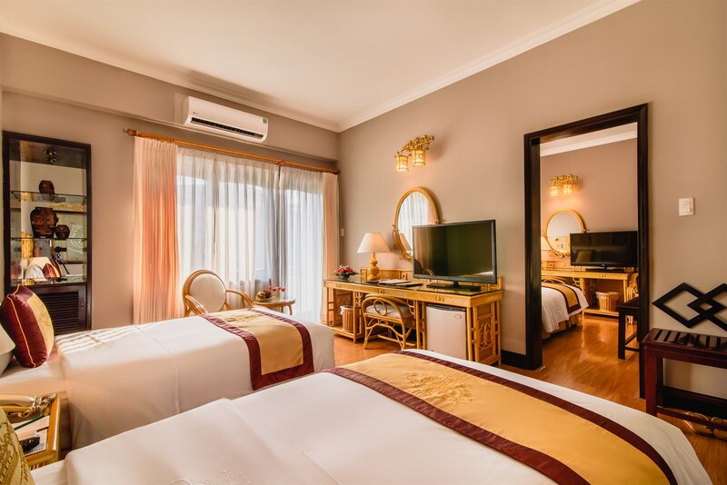 Hương Giang Hotel Resort & Spa là khu nghỉ dưỡng được xây dựng ven bờ sông Hương, là nơi lý tưởng để chiêm ngưỡng toàn cảnh thành phố Huế trầm mặc và cổ kính.