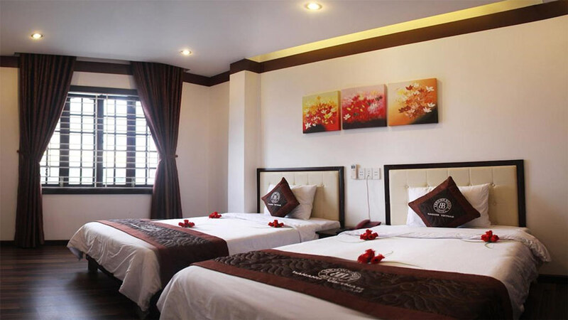 Paracel Hải Tiến Resort là khu khách sạn nghỉ dưỡng 4 sao được thiết kế lối Tân cổ điển tinh tế, chủ đạo bên ngoài là sắc trắng mang nét hài hòa sang trọng.