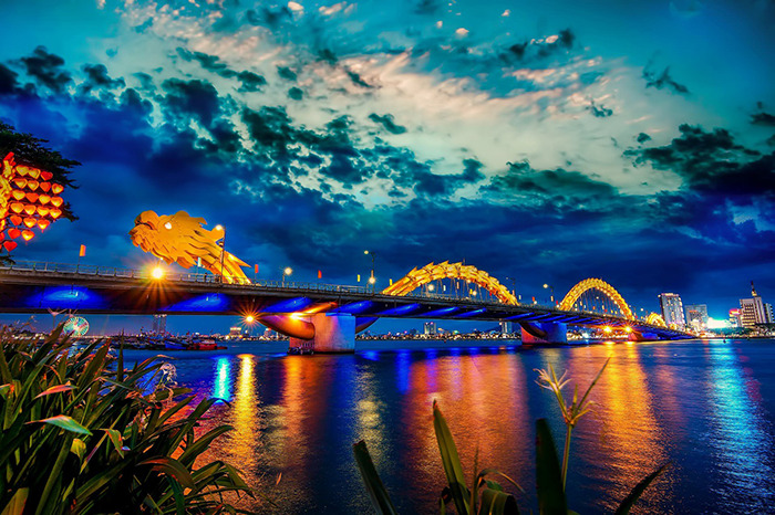 Cầu Rồng gần Golden Bay Đà Nẵng