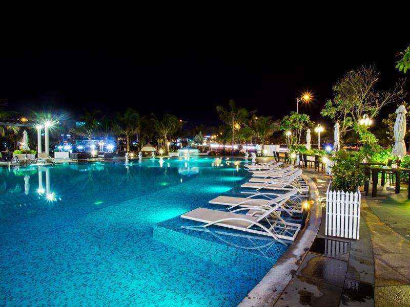 Bể bơi Holiday Beach Đà Nẵng Hotel & Resort