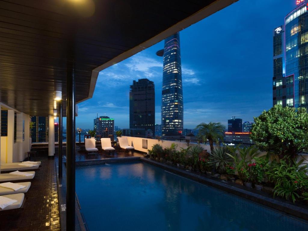Bể bơi ngoài trời của khách sạn Sài Gòn Palace