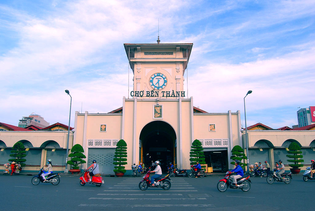 Chợ Bến Thành địa điểm du lịch gần Palace Sài Gòn 