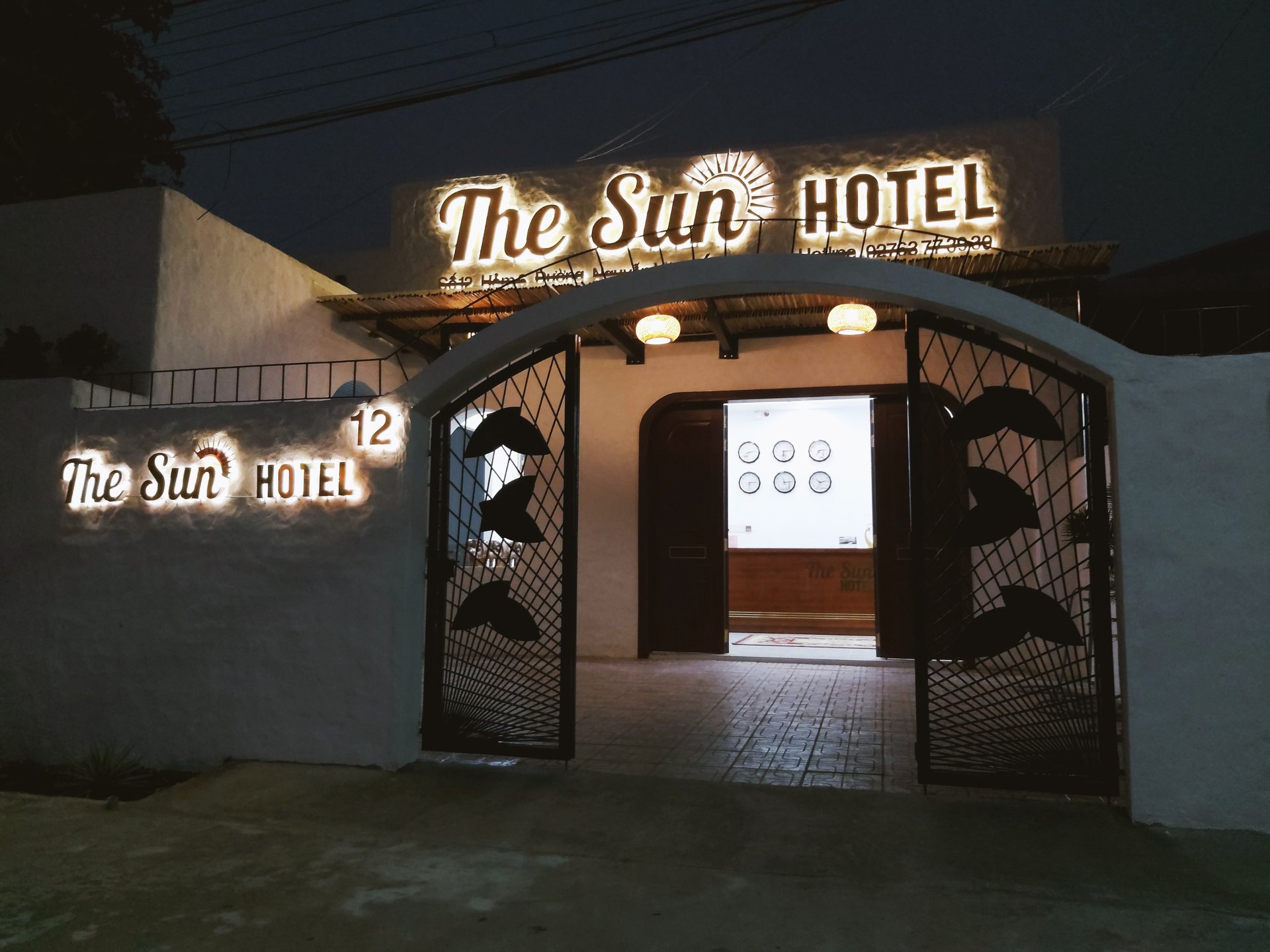  The Sun Hotel
