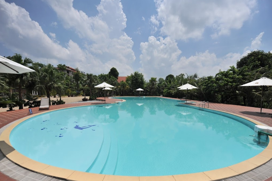 Bể bơi tại khu nghỉ dưỡng hoàng long resort hà nội