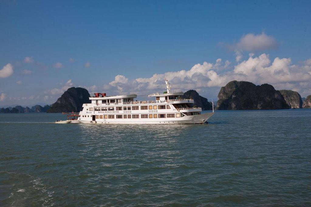 Garden Bay Legend Cruise - “khách sạn nổi” giữa vịnh Hạ Long