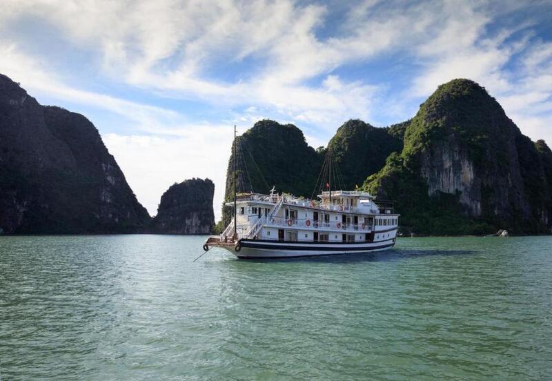 Halong Canary Cruise - Du thuyền nghỉ dưỡng hiện đại chuẩn 4*