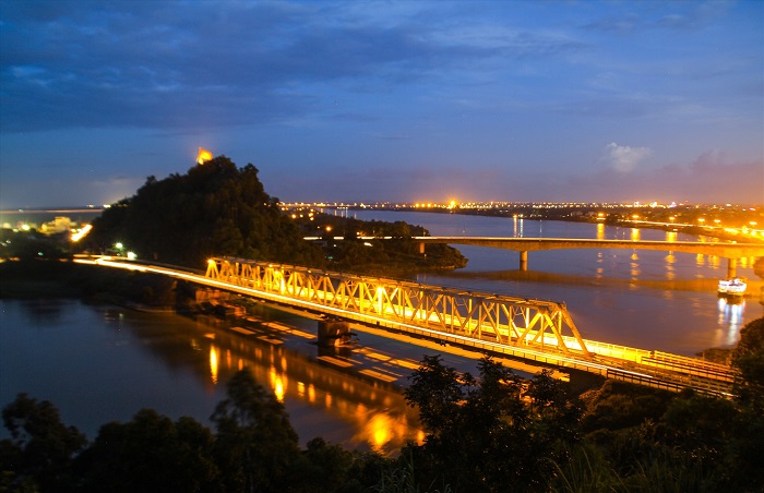 Cầu Hàm Rồng gần khách sạn Mường Thanh Thanh Hóa