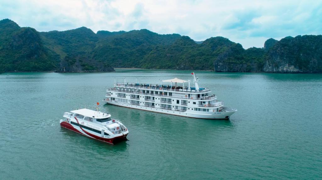 Paradise Grand Cruise: Du thuyền nghỉ dưỡng 5* trên vịnh Hạ Lan