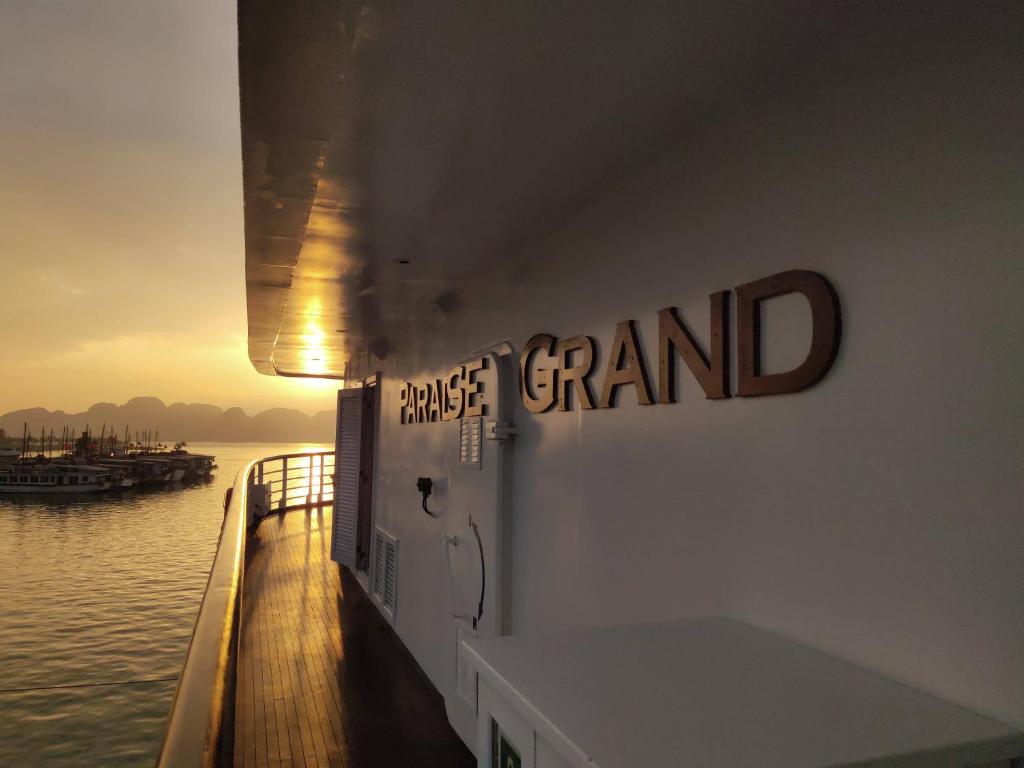 Paradise Grand Cruise: Du thuyền nghỉ dưỡng 5* trên vịnh Hạ Lan