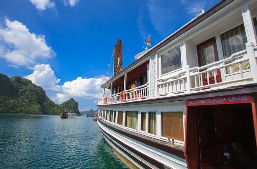 Viola Cruise Halong: Du thuyền 4* sang trọng bậc nhất vịnh Hạ Long
