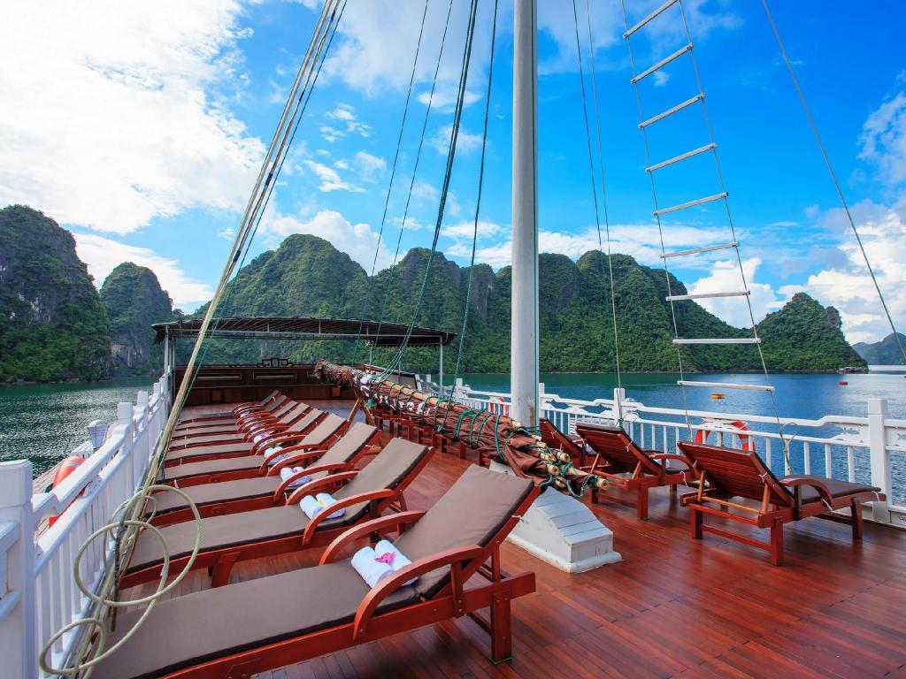 Viola Cruise Halong: Du thuyền 4* sang trọng bậc nhất vịnh Hạ Long
