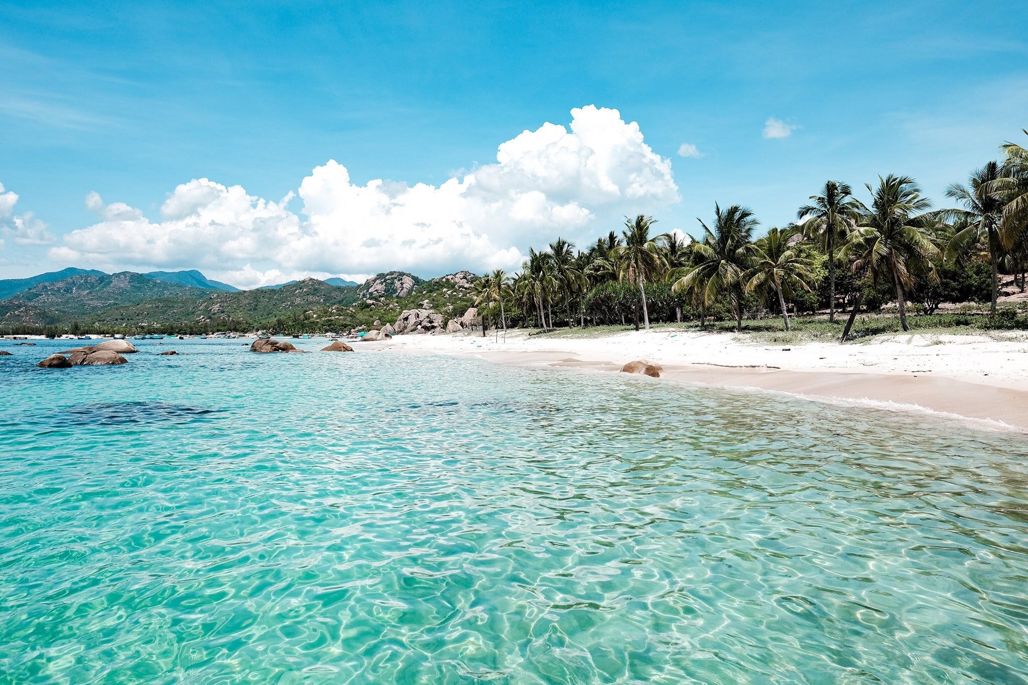 Top 12 bãi biển Cam Ranh đẹp nhất – Thiên đường nghỉ dưỡng