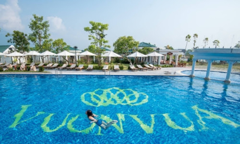 Bể bơi ngoài trời tại Vườn Vua Resort