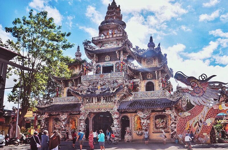 Chùa Ve Chai – Kiến trúc cực hot tại Đà Lạt không thể bỏ qua