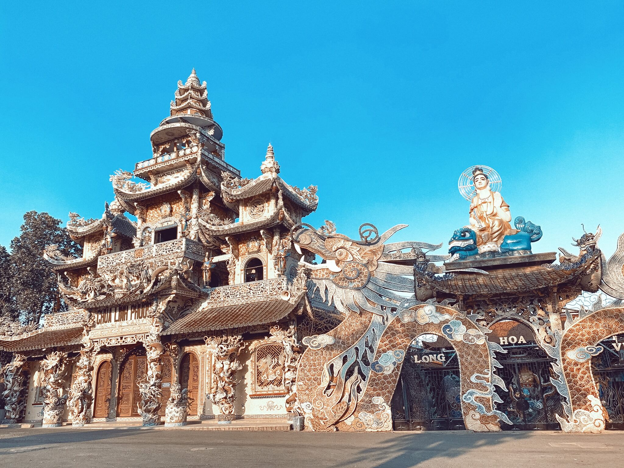 Chùa Ve Chai - Kiến trúc cực hot tại Đà Lạt không thể bỏ qua