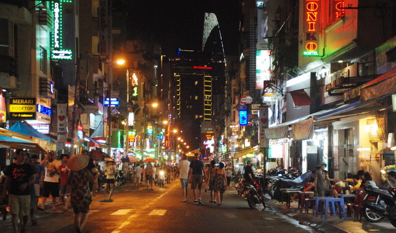 Phố đi bộ Bùi Viện - Con phố không ngủ giữa lòng Sài Gòn