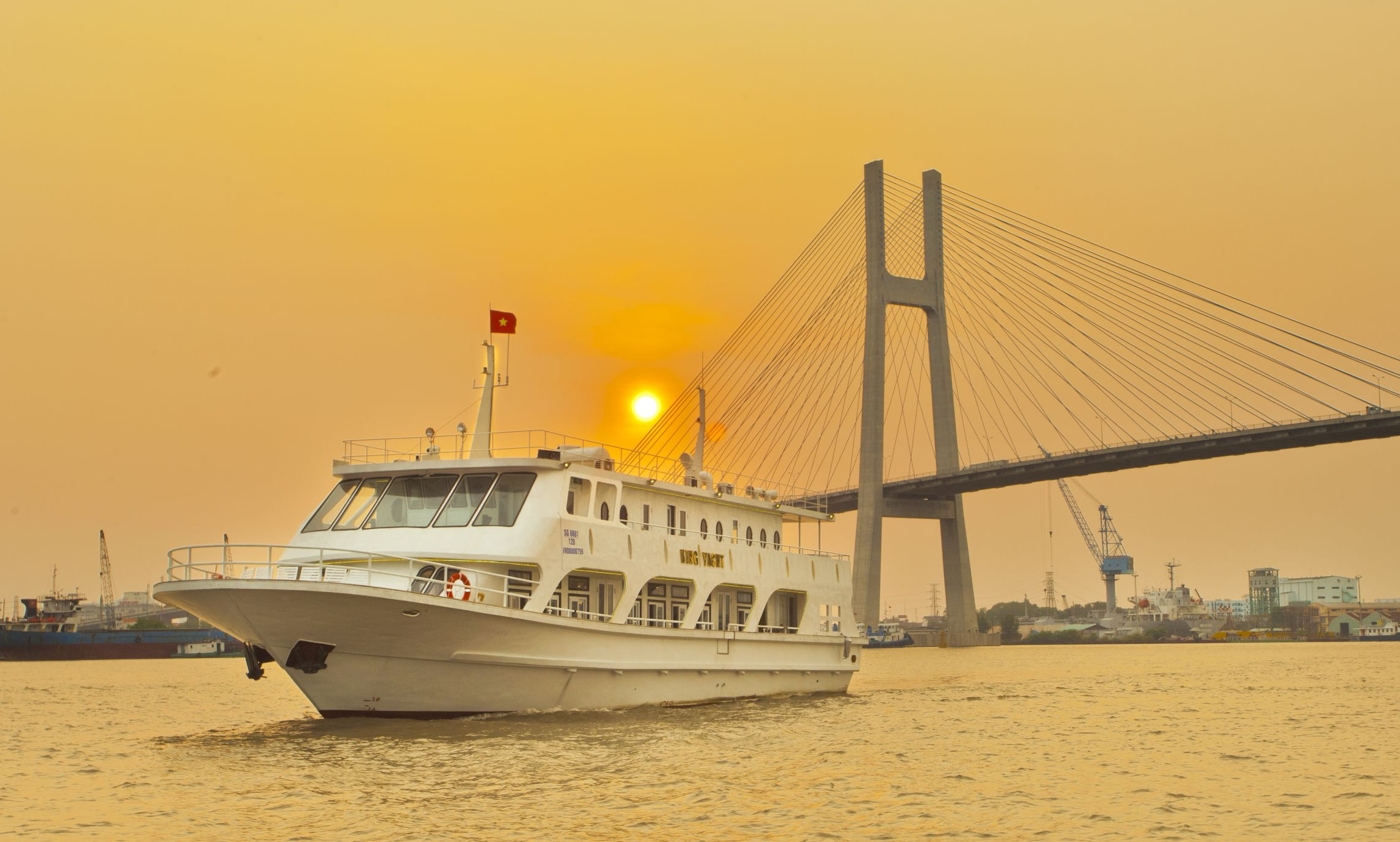 Du thuyền King Yacht - Thoáng vi vu giữa Sài Gòn hoa lệ