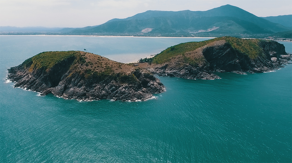 Khám phá Vũng Chùa Đảo Yến - Vùng biển non nước mang ý nghĩa tâm linh