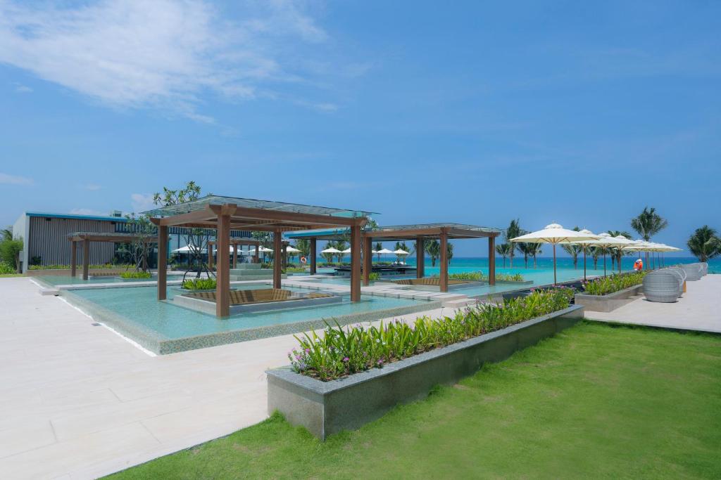 Dịch vụ nổi bật đầu tiên tại FLC Hotel Quy Nhơn là hệ thống bể bơi