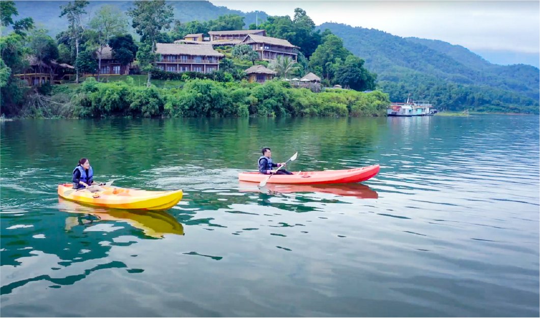 Mai Chau Hideaway Lake Resort Hòa Bình - chèo kayak