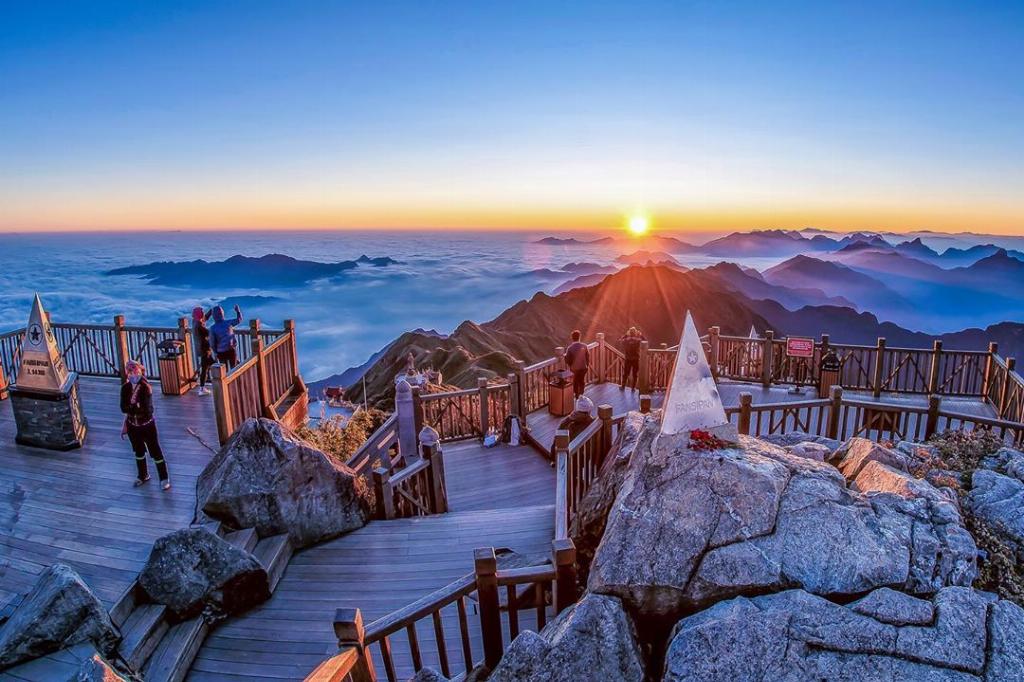 Chinh phục đỉnh núi cao nhất Việt Nam - Fansipan