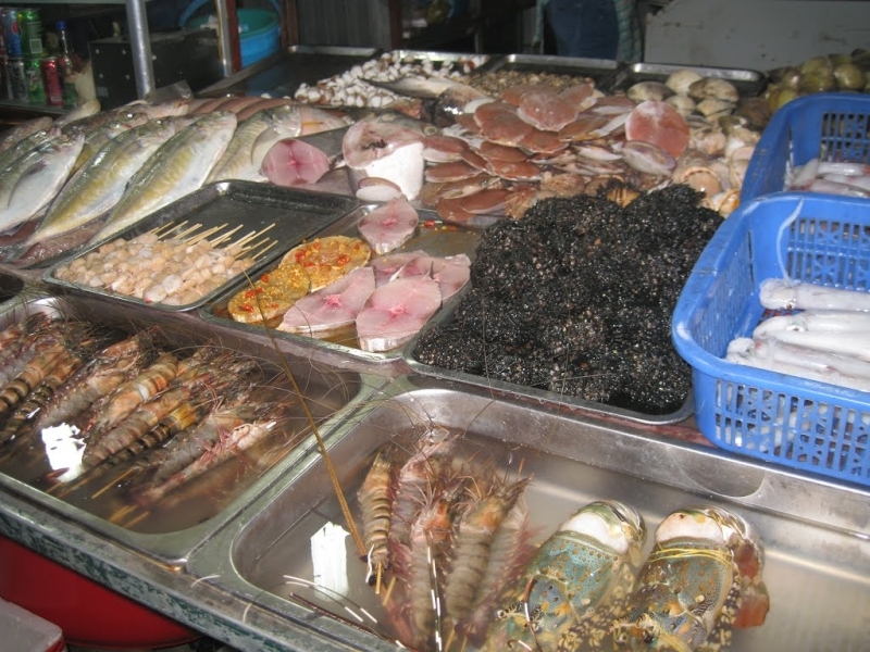 Mua gì khi đến vựa hải sản Cầu Sấu Phú Quốc? Kinh nghiệm chọn hải sản tươi tại chợ