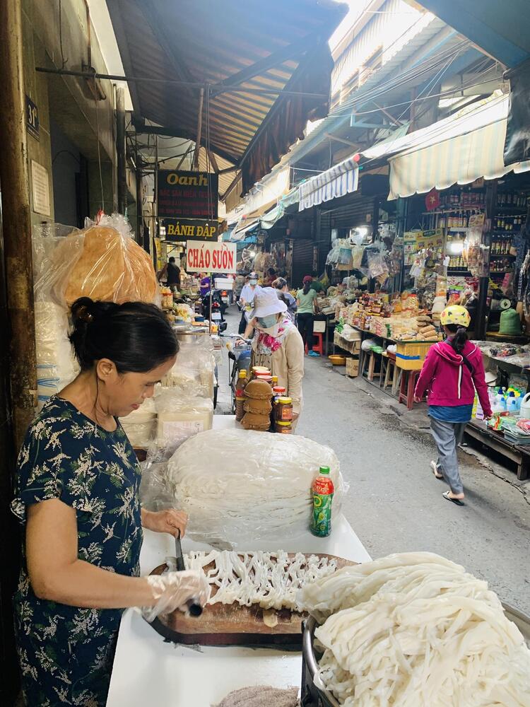 Khám phá Chợ Bà Hoa - Địa điểm không thể bỏ qua khi đến Sài Gòn