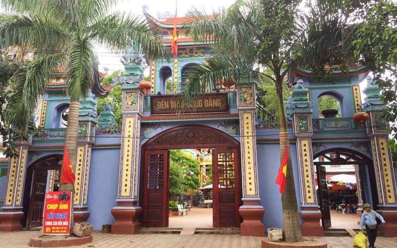 Khuôn viên bên trong của đền Mẫu Đồng Đăng