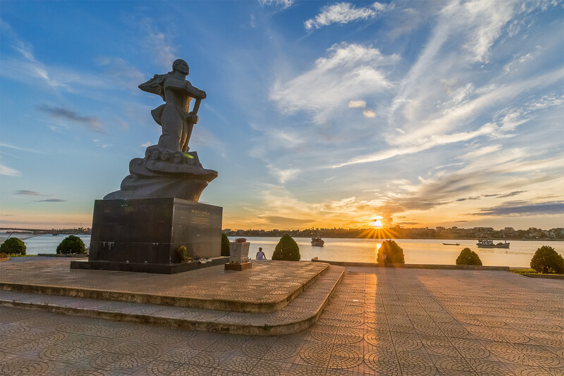 Tượng đài Mẹ Suốt – Vẻ đẹp hiên ngang bên dòng sông Nhật Lệ