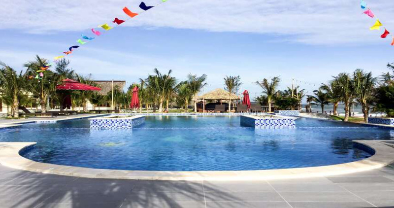 Hồ bơi ngoài trời của Resort Lagi Bình Thuận