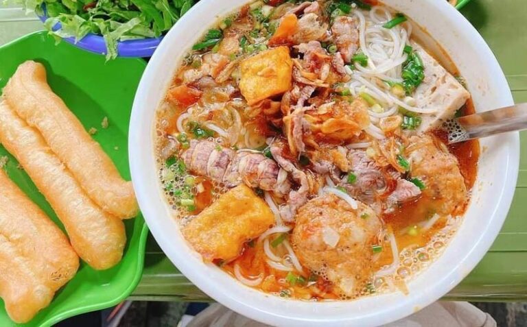 Thưởng thức đặc sản bún riêu bề bề trứ danh nơi Hà Thành