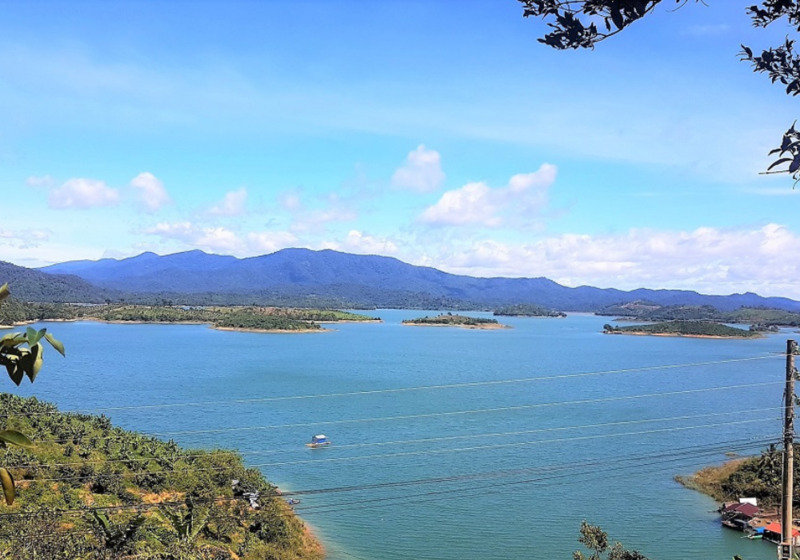 Hồ Hàm Thuận - Khám phá ốc đảo xanh ngập tràn sức sống