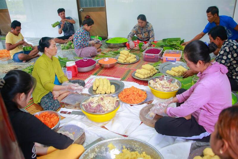 Bánh tét Trà Cuôn - Món quà tinh túy từ miền Tây sông nước