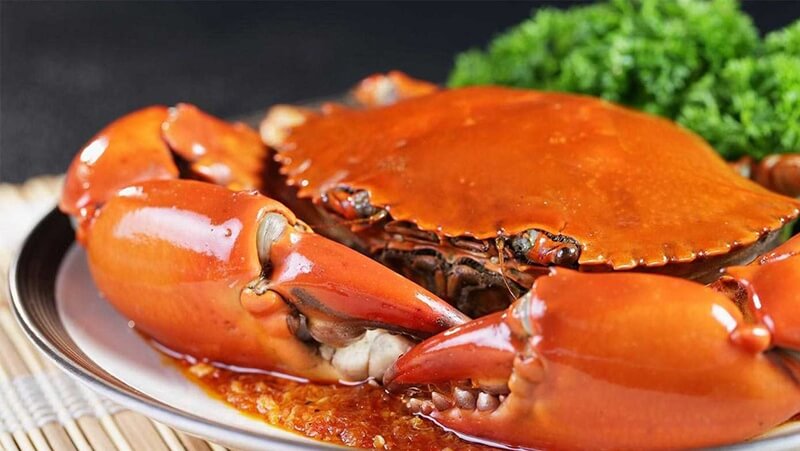 Đầm Thị Tường - Thưởng thức cảnh đẹp và muôn vàn hải sản ngon ở Cà Mau 23 Buổi sáng tại đầm Thị Tường không chỉ là khoảnh khắc của sự tĩnh lặng mà còn là thời điểm khởi đầu nhộn nhịp của cuộc sống. Trên mặt nước, những chiếc thuyền nhỏ chở theo chài lưới cùng người dân địa phương bắt đầu hành trình mưu sinh. Không gian sôi động ấy vừa đối lập vừa hòa quyện hoàn hảo với nét thanh bình của thiên nhiên, tạo nên bức tranh cuộc sống đầy màu sắc.a7 Đến buổi chiều, cảnh sắc đầm Thị Tường lại khoác lên mình vẻ đẹp mới. Hoàng hôn rực rỡ lan tỏa trên bầu trời, sắc tím pha vàng trải dài trên mặt nước, mang đến cảm giác thơ mộng đến nao lòng. Trong làn gió mát lộng, mọi muộn phiền dường như tan biến, chỉ còn lại sự thư thái trọn vẹn.