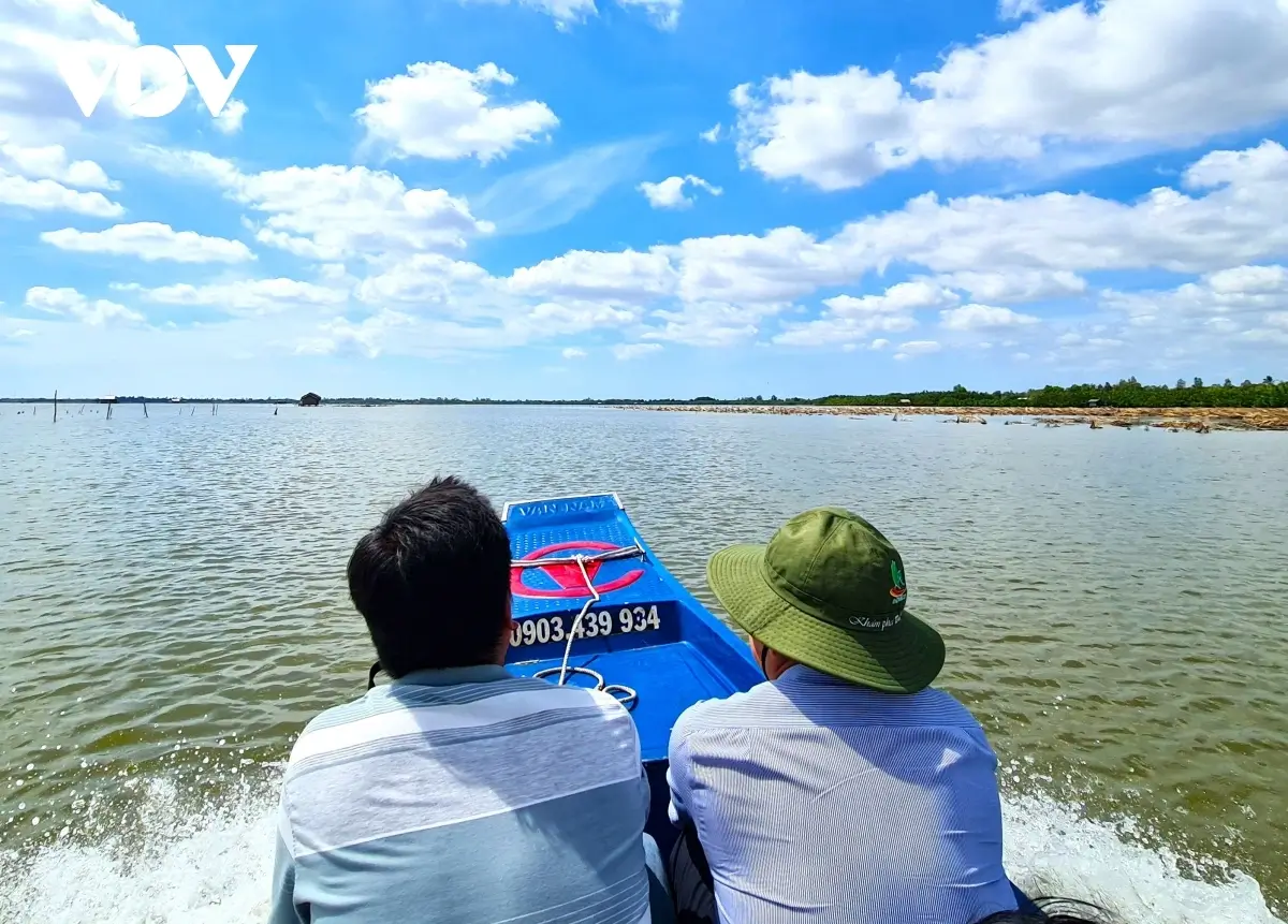 Đầm Thị Tường - Thưởng thức cảnh đẹp và muôn vàn hải sản ngon ở Cà Mau 22 Buổi sáng tại đầm Thị Tường không chỉ là khoảnh khắc của sự tĩnh lặng mà còn là thời điểm khởi đầu nhộn nhịp của cuộc sống. Trên mặt nước, những chiếc thuyền nhỏ chở theo chài lưới cùng người dân địa phương bắt đầu hành trình mưu sinh. Không gian sôi động ấy vừa đối lập vừa hòa quyện hoàn hảo với nét thanh bình của thiên nhiên, tạo nên bức tranh cuộc sống đầy màu sắc.a7 Đến buổi chiều, cảnh sắc đầm Thị Tường lại khoác lên mình vẻ đẹp mới. Hoàng hôn rực rỡ lan tỏa trên bầu trời, sắc tím pha vàng trải dài trên mặt nước, mang đến cảm giác thơ mộng đến nao lòng. Trong làn gió mát lộng, mọi muộn phiền dường như tan biến, chỉ còn lại sự thư thái trọn vẹn.
