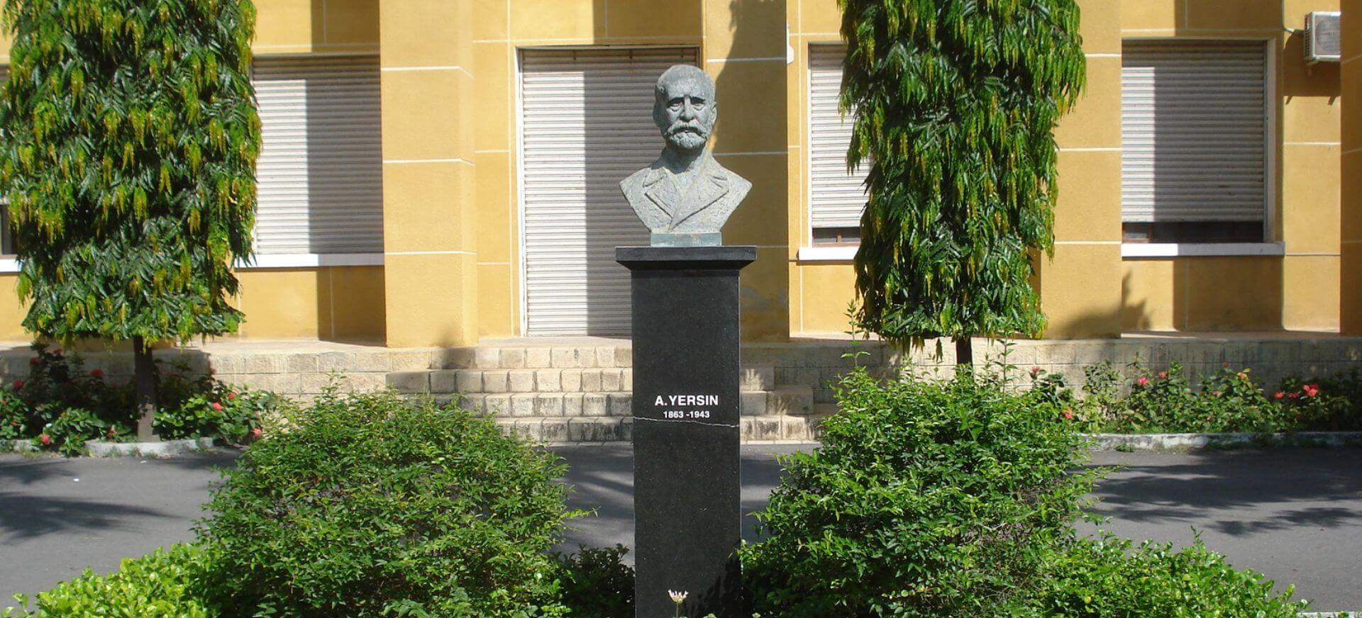 Tượng nhà bác học Alexandre Yersin trong khuôn viên