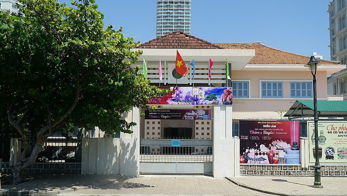 Cổng vào bảo tàng Khánh Hòa