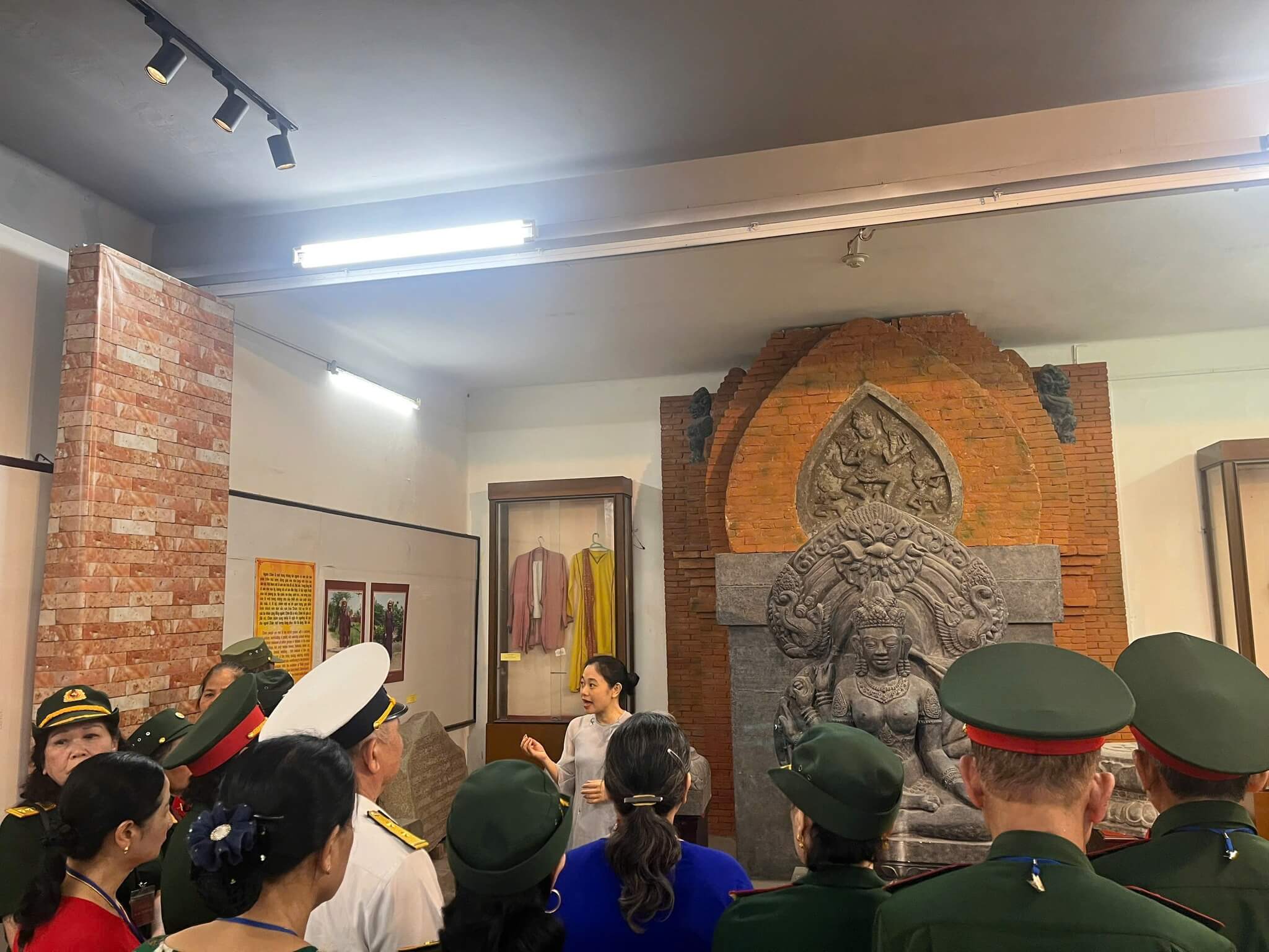 Nghe thuyết trình về văn hoá Champa