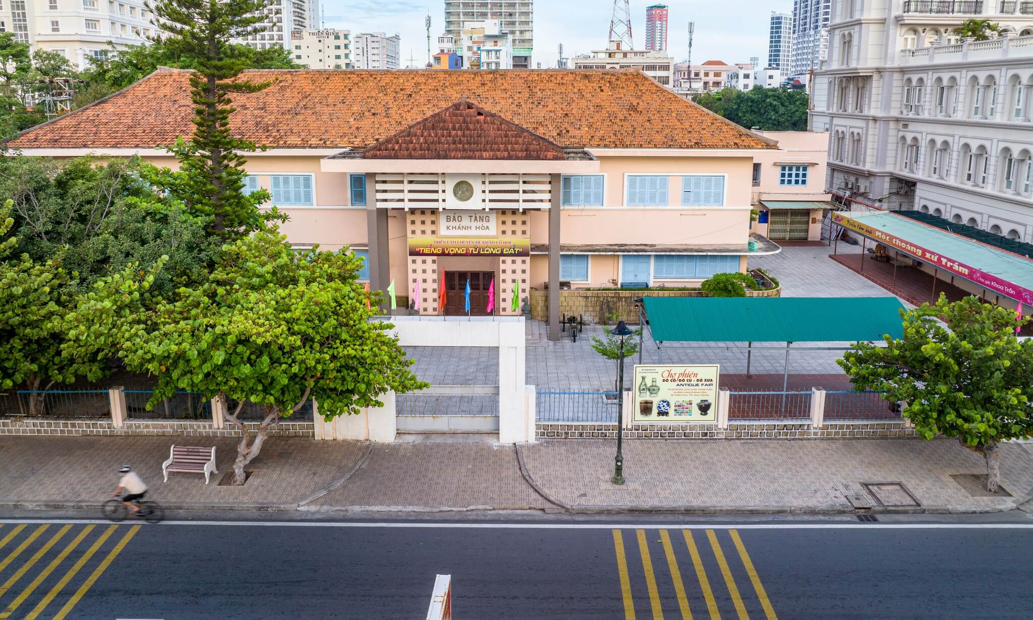 Khu để xe rộng rãi tại bảo tàng