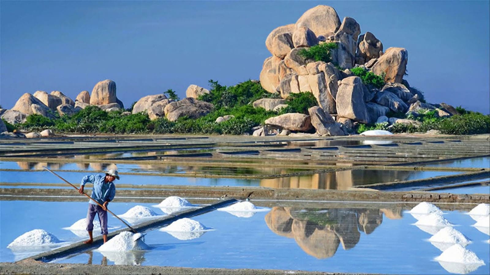 Vẻ đẹp siêu thực tại cánh đồng muối