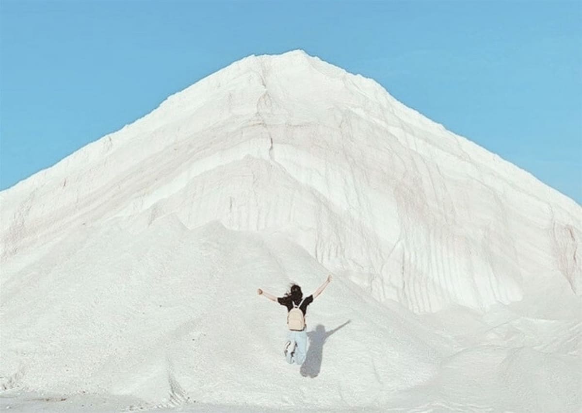 Tạo dáng check in siêu đỉnh cạnh ụ muối khổng lồ